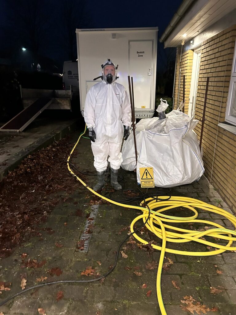 Asbest HNN byggefirma medarbejder i sikkerheds tøj