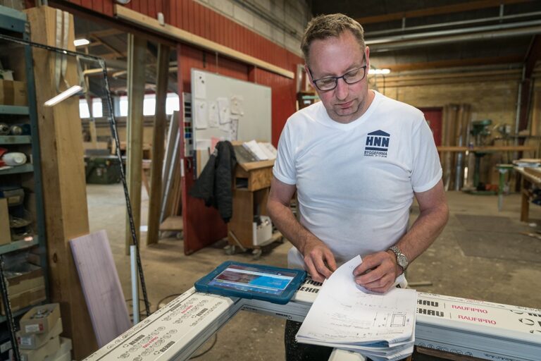 HNN byggefirma medarbejder læser et dokument